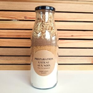 Préparation artisanale pour gâteau aux noix en bouteille